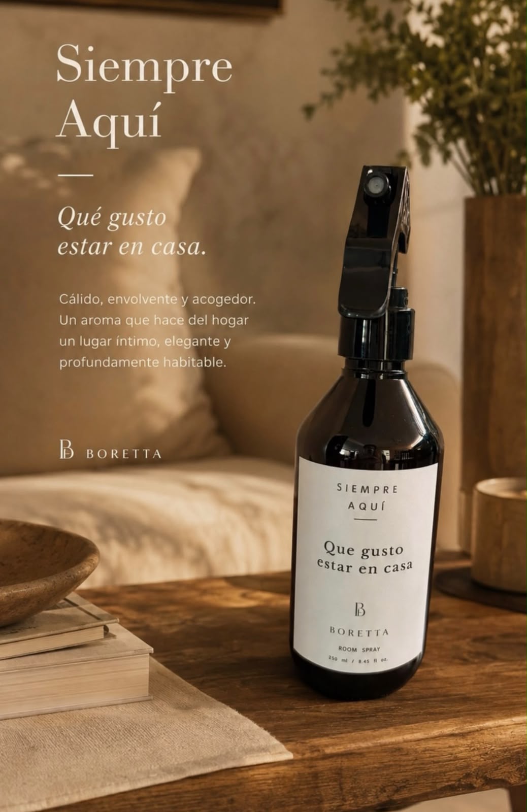 Room spray Siempre Aquí de Boretta, frasco ámbar con etiqueta "Qué gusto estar en casa"
